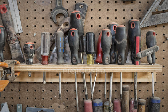 Werkzeugbrett, mit Schlitzen für Schraubendreher — Stockfoto
