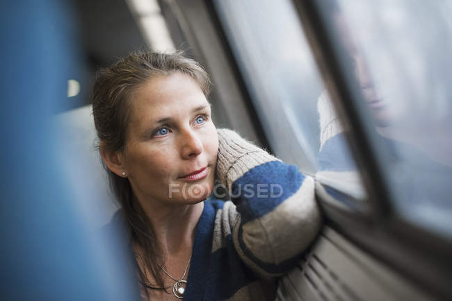 Женщина у окна в поезде — стоковое фото
