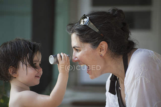 Mère et jeune fille face à face — Photo de stock