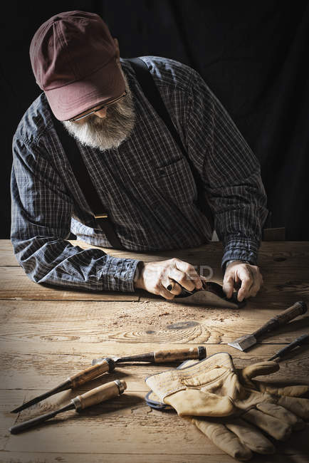 Людина працює в деревині, що відновлюється — стокове фото