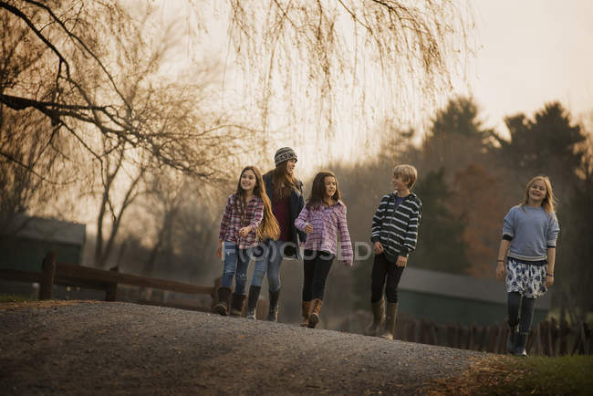 Gruppe von Kindern zu Fuß auf einem Pfad — Stockfoto