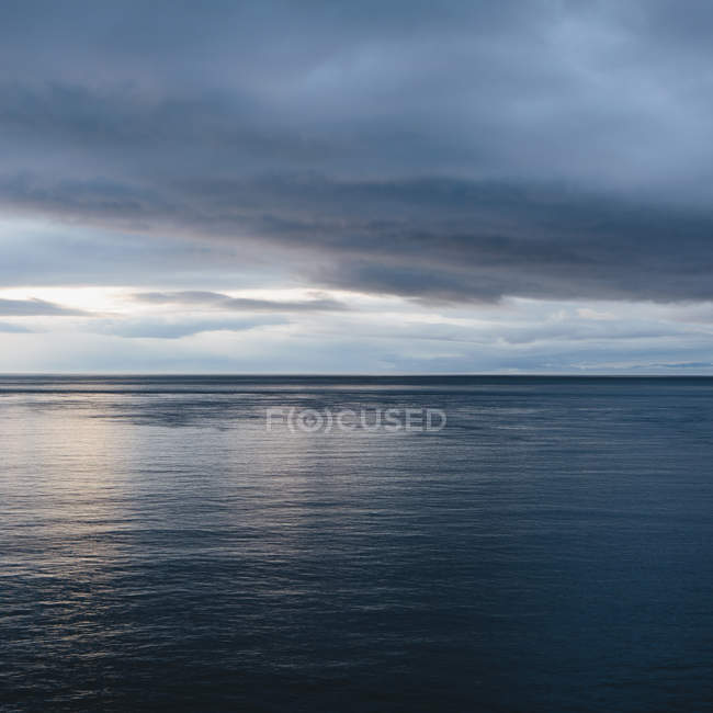 Horizon avec couches nuageuses au-dessus . — Photo de stock