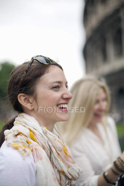 Women standing outside the Colosseum — Stock Photo