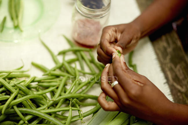 Frau bereitet frische grüne Bohnen zu — Stockfoto