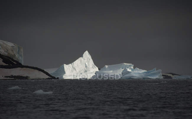 Iceberg a lo largo de la Península Antártica . - foto de stock