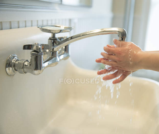 Chico lavándose las manos - foto de stock