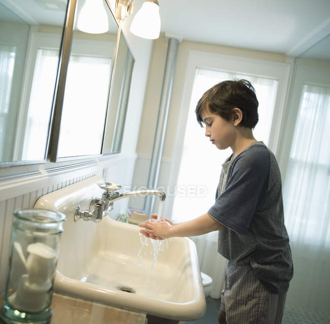 Хлопчик миє руки — стокове фото