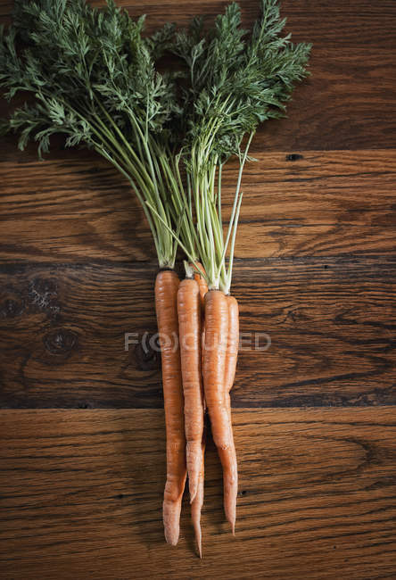 Pequeno ramo de cenouras em mesa — Fotografia de Stock