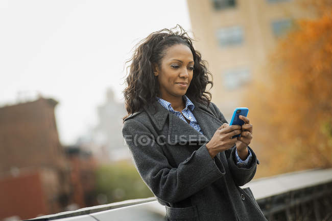 Femme utilisant un téléphone portable. — Photo de stock