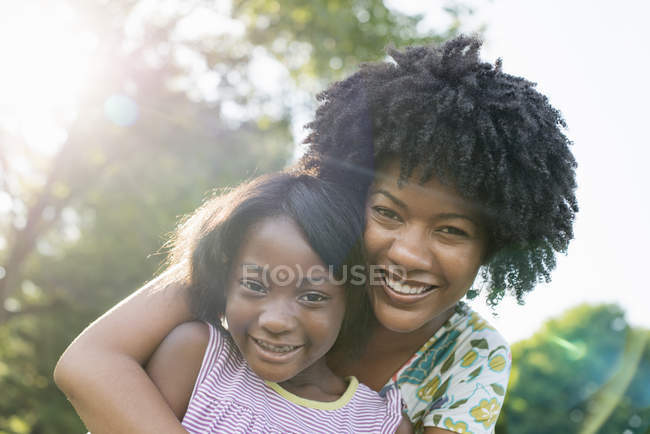 Mujer y un niño abrazándose . - foto de stock
