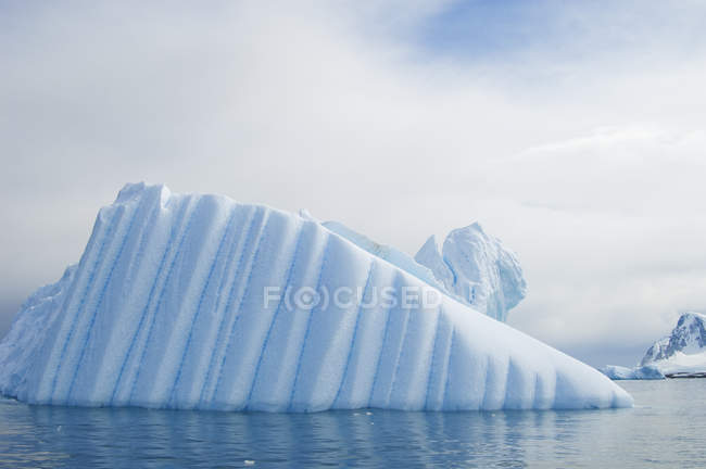 Iceberg a lo largo de la Península Antártica . - foto de stock
