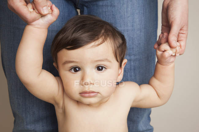 Niño usando pañales de tela - foto de stock