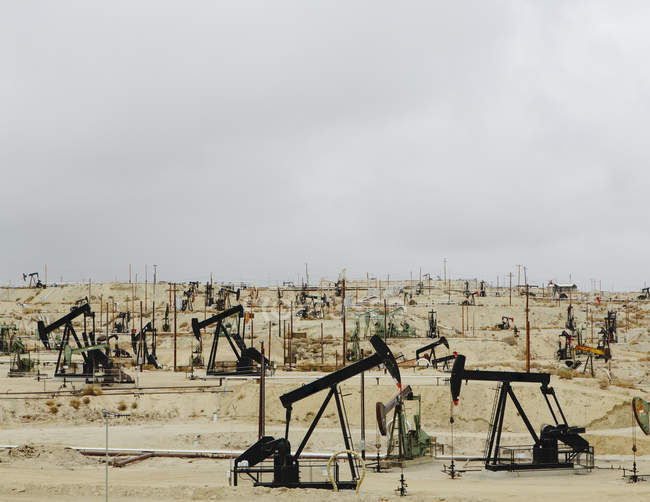Нефтяные вышки и скважины — стоковое фото