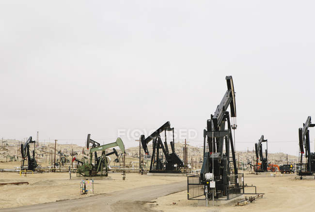 Impianti petroliferi e pozzi — Foto stock