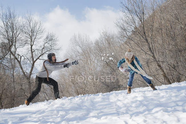 Coppia avendo una lotta con la palla di neve . — Foto stock