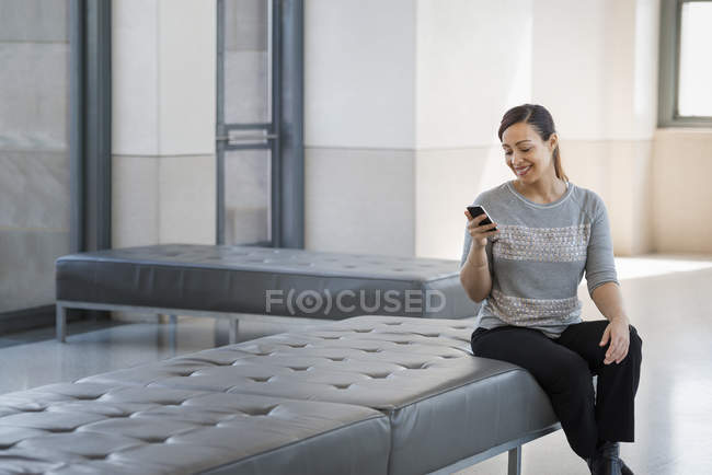 Woman using her mobile phone. — Stock Photo