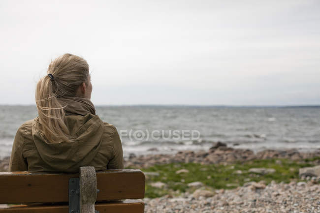 Femme regardant vers la mer . — Photo de stock