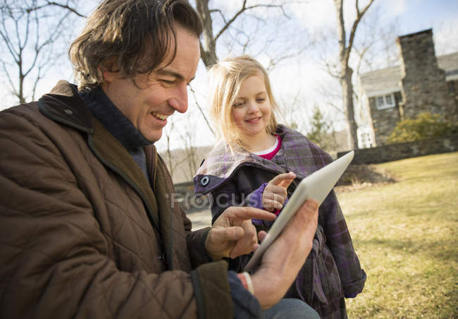 Hombre sosteniendo una tableta digital - foto de stock