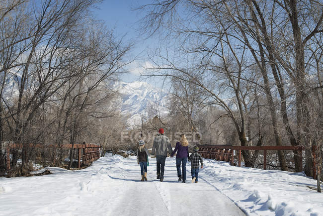 Família andando por uma estrada vazia . — Fotografia de Stock