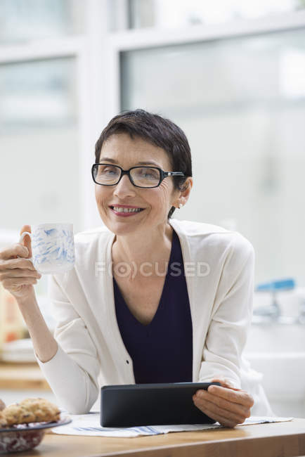 Mujer sosteniendo una taza de café - foto de stock
