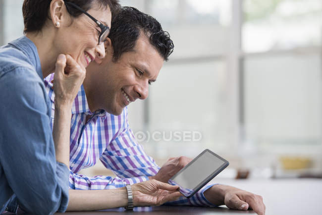 Pessoas usando um tablet digital . — Fotografia de Stock
