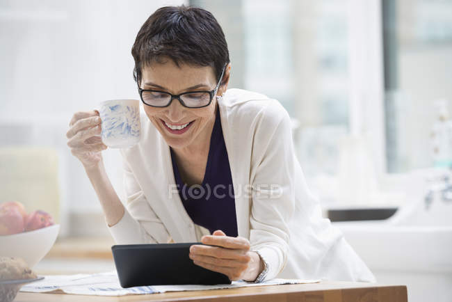 Femme d'affaires utilisant une tablette numérique . — Photo de stock