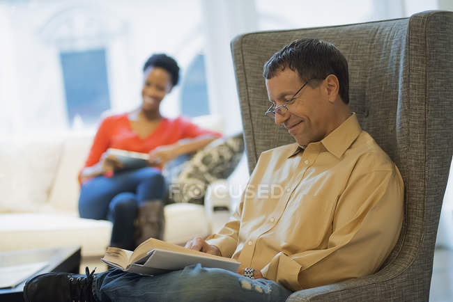 Пара читає вдома — стокове фото