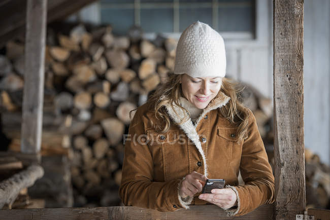 Mujer usando teléfono celular - foto de stock