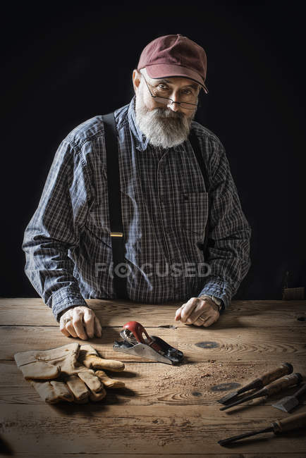 Homme travaillant dans un bois récupéré — Photo de stock