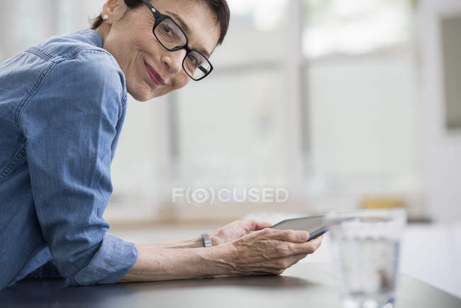Frau hält digitales Tablet in der Hand. — Stockfoto