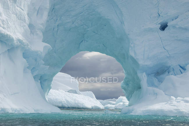 Eisberg entlang der antarktischen Halbinsel. — Stockfoto