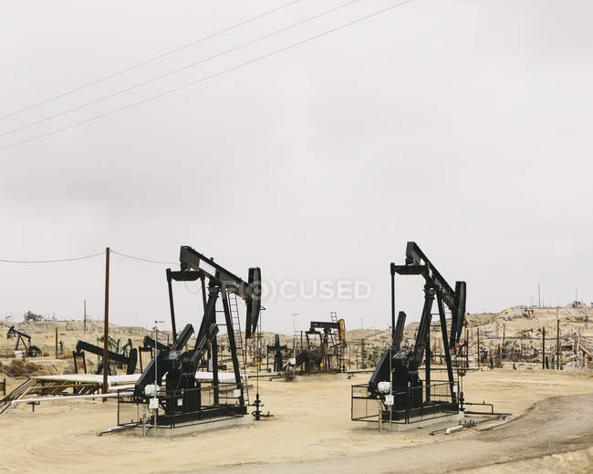Нефтяные вышки и скважины — стоковое фото