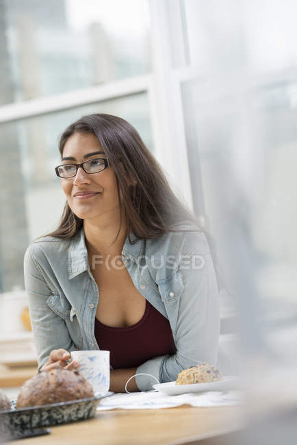 Frau bei einer Tasse Kaffee. — Stockfoto