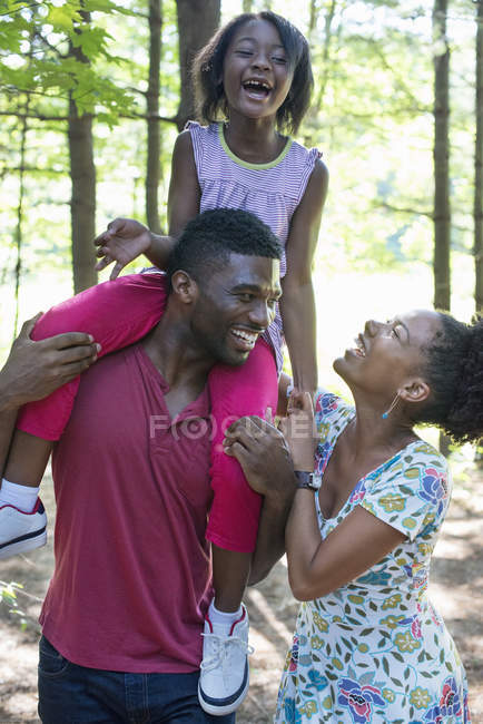Deux parents et un enfant en forêt — Photo de stock