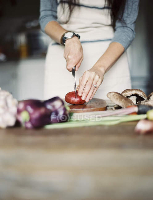 Mujer picando verduras frescas - foto de stock
