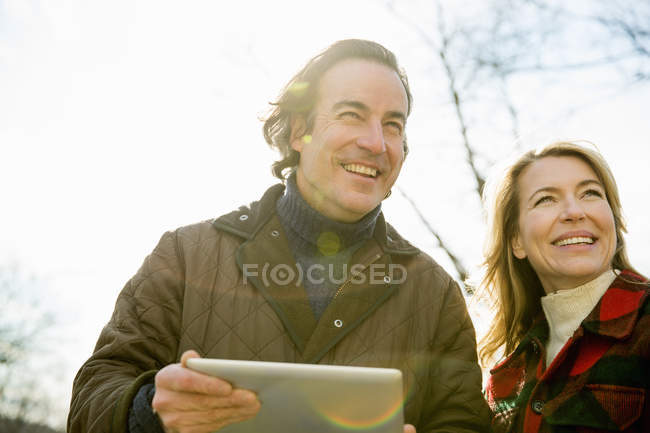 Man holding a digital tablet — Stock Photo
