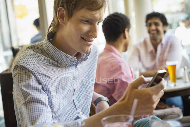 Hombre revisando su teléfono inteligente
. - foto de stock