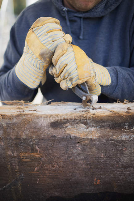 Homem preparando a madeira — Fotografia de Stock