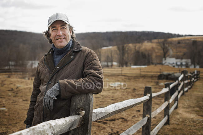 Hombre en granja en invierno . - foto de stock
