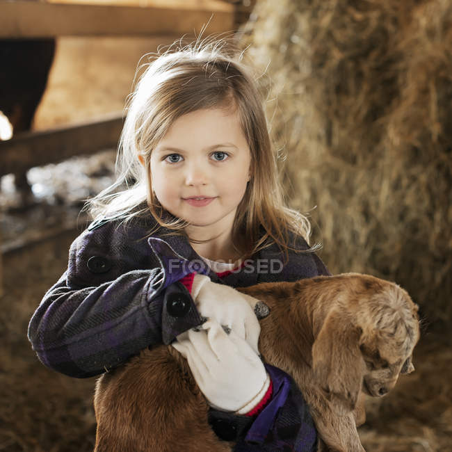 Fille avec bébé chèvre . — Photo de stock