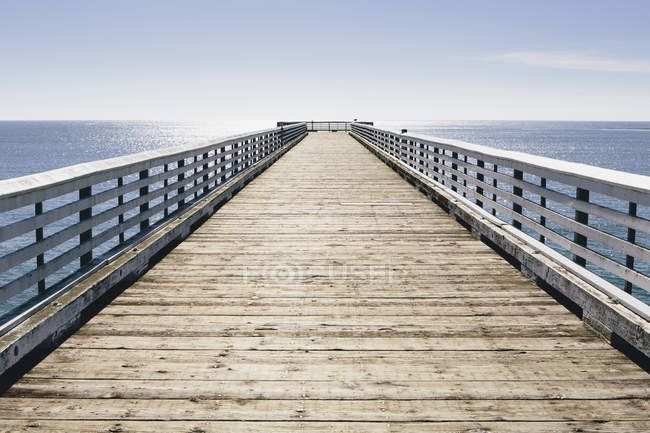 Довгий pier з огорожами — стокове фото