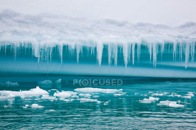 Ледники, свисающие с айсберга — стоковое фото