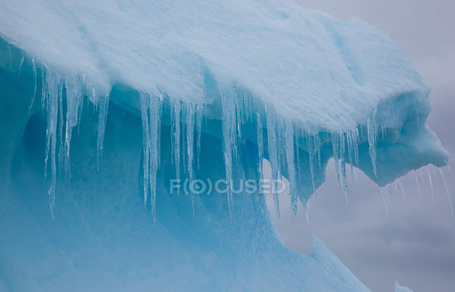Eiszapfen hängen am Eisberg — Stockfoto