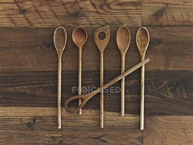 Cuillères en bois de différentes formes et tailles — Photo de stock