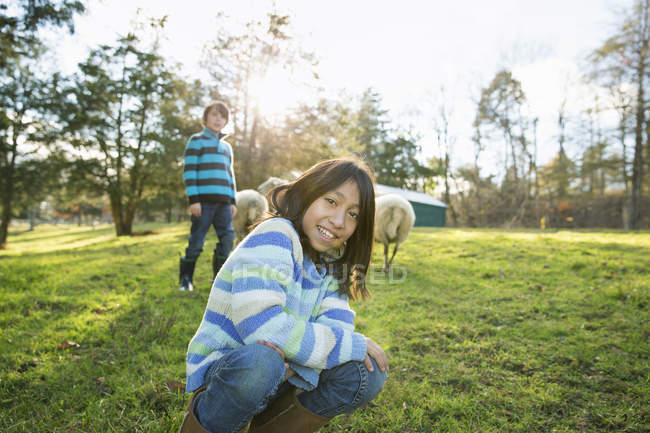 Two children at an animal sanctuary — Stock Photo