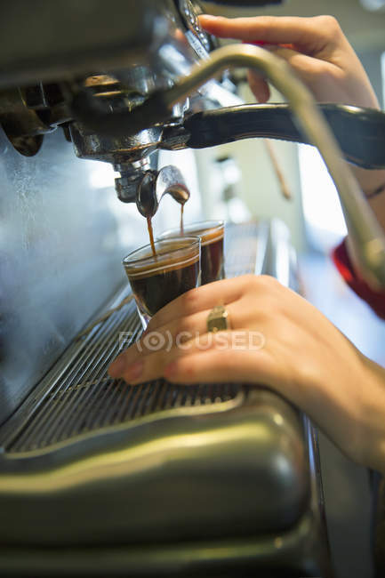 Young woman making coffee — Stock Photo