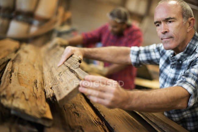 Homens trabalhando oficina de madeira recuperada — Fotografia de Stock
