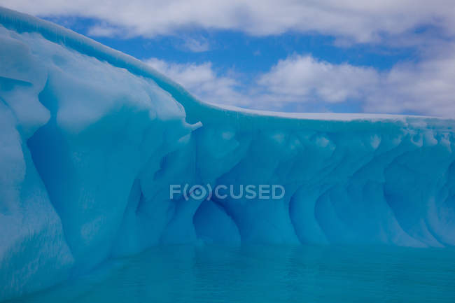 Beautiful huge iceberg — Stock Photo