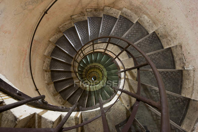 Escalera de caracol en París - foto de stock