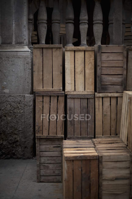 Pilha de caixas de madeira — Fotografia de Stock